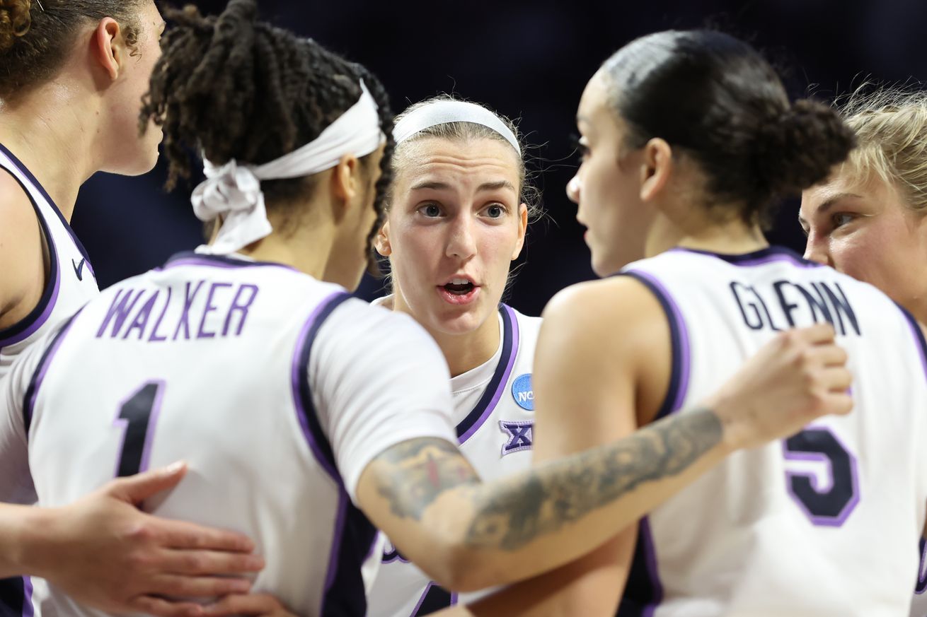Serena Sundell (4) in the huddle with teammates in the fourth quarter of the Portland Pilots game versus the Kansas State Wildcats in the first round of the NCAA Division I Women’s Championship on Mar 22, 2024 at Bramlage Coliseum in Manhattan, KS