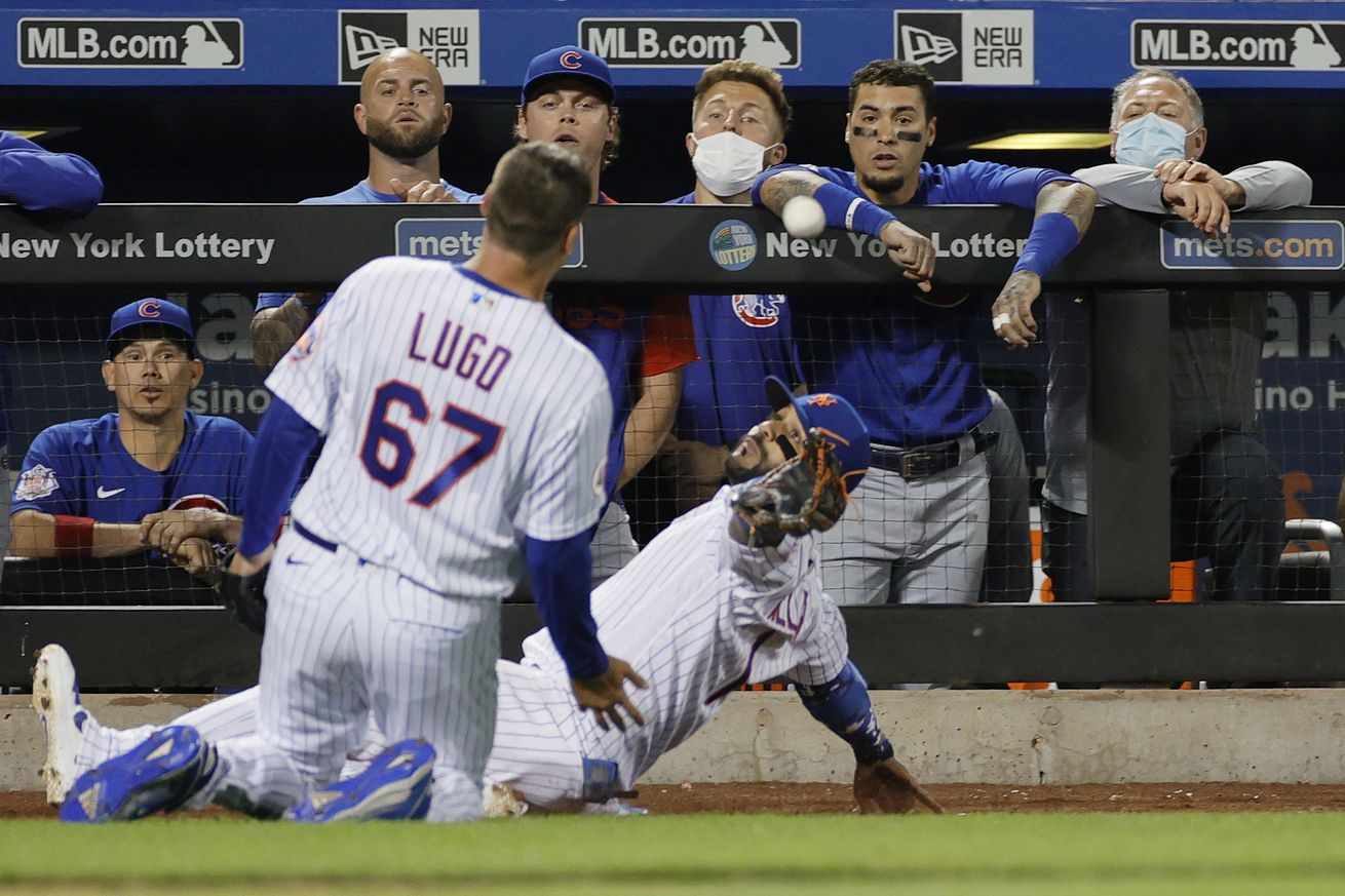 Seth Lugo and Dominic Smith fall to the ground and fail to make a catch in 2021.